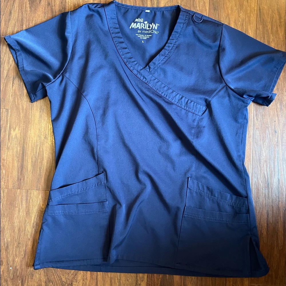 MiniMarilyn by MediChic scrub top. Size large.